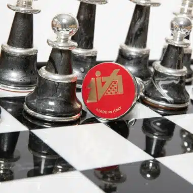 Jeu d'Échecs Fantaisie Staunton XL - Table Échiquier en bois et Albâtre & Pièces en bois et laiton massif