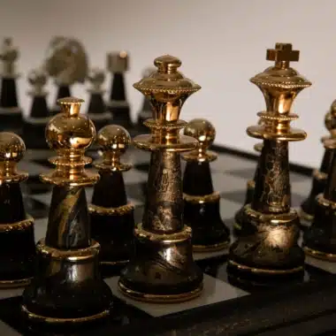 Jeu d'Échecs Fantaisie Staunton XL - Table Échiquier en bois et Albâtre & Pièces en bois et laiton massif