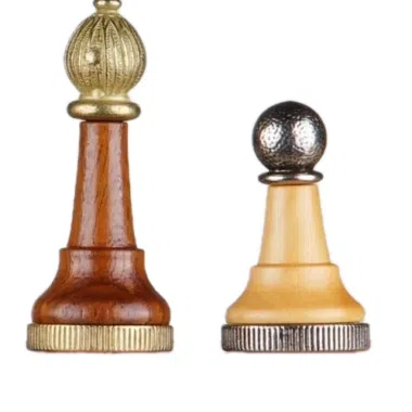 Échiquier Cadre en Bois et Plateau de Jeu Effet Laiton & Jeu d'Échecs Staunton en Métal et Bois - Image 9