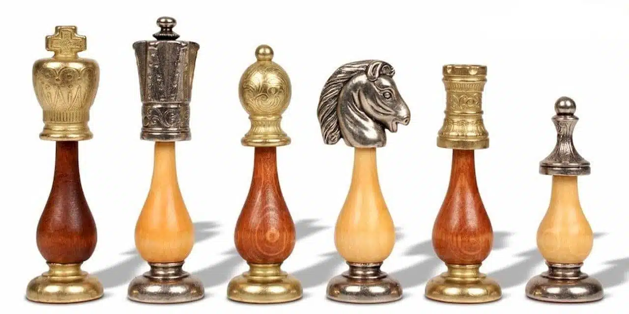 Roi, pion, cavalier et tour en bois clair et métal bicolore côte à côte