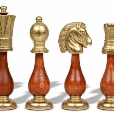 Roi, pion, cavalier et tour dorés présentés sur fond blanc