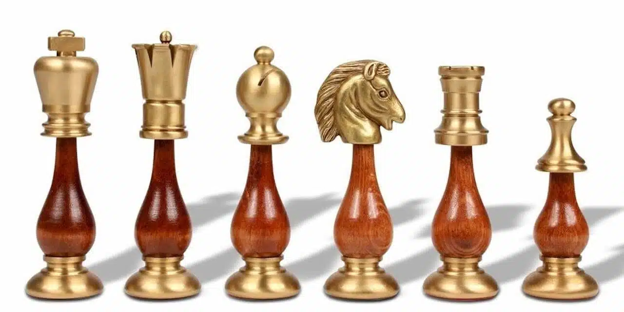 Jeu d'Echecs Grand Oriental - Échiquier en Bois de Bruyère et Bois d'Orme & Jeu d'Echecs en Laiton Massif et Bois - Image 4