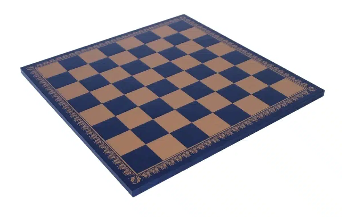Jeu d'Echecs Renaissance en Métal Peint à la Main et Échiquier en Similicuir Doré / Bleu - Image 6