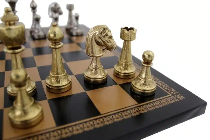 Jeu d'Echecs Staunton en Métal & Échiquier en Similicuir - Image 4