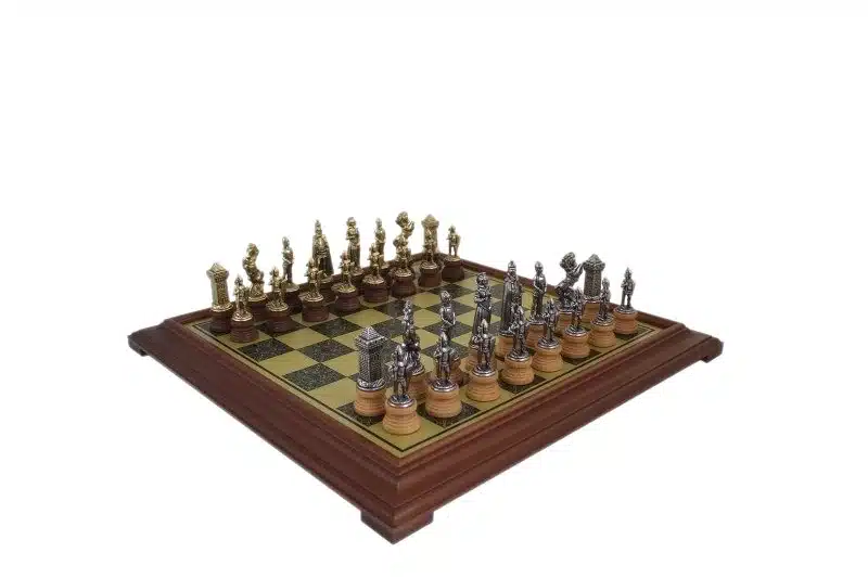 Jeu d'Echecs Mary Stuart - Échiquier sur Pied effet Laiton avec Cadre en Bois & Jeu d'Échecs en Métal et Bois