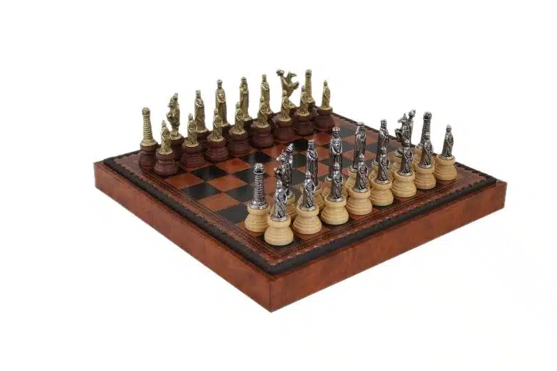 Jeu d'Echecs Médiéval - Échiquier Jeu de Dames & Backgammon en Similicuir Marron / Noir avec Compatiment de Rangement & Jeu d'Echecs en Métal