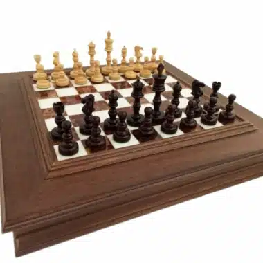 Ensemble complet avec pièces en bois de rose foncé et clair sur échiquier bois et marbre