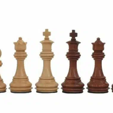 Comparaison des pièces claires et foncées du jeu d'échecs en bois de rose
