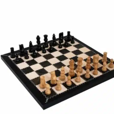 Jeu d'échecs en bois clair et noir sur échiquier en cuir véritable