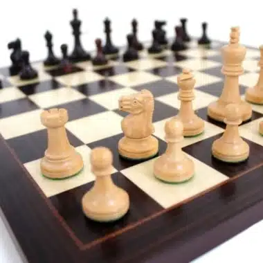 Pièces d'échecs claires en bois de rose, détail sur le roi et le cavalier