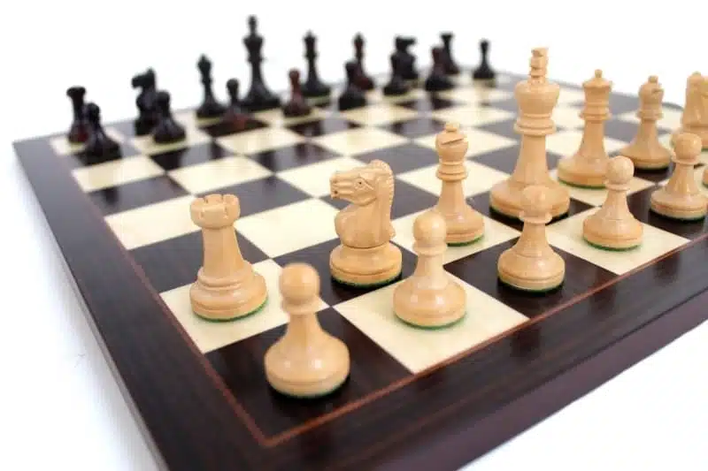 Pièces d'échecs claires en bois de rose, détail sur le roi et le cavalier