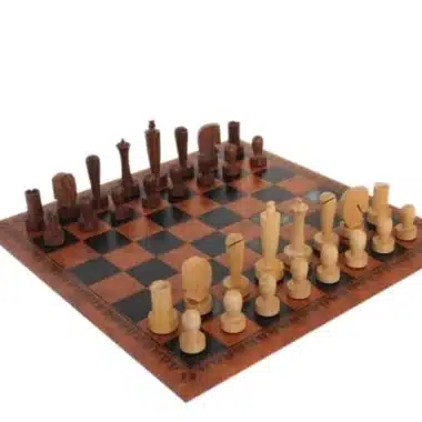 Jeu d'échecs contemporain en bois d'acacia installé sur échiquier marron en similicuir