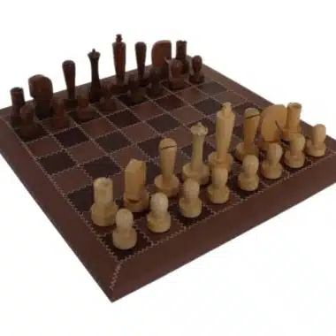 Jeu d'échecs contemporain en bois d'acacia posé sur échiquier en cuir véritable