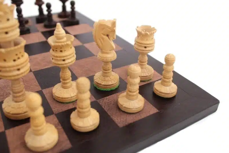 Jeu d'Echecs Sculpté en Bois de Palissandre & Échiquier en Cuir Véritable - Image 3