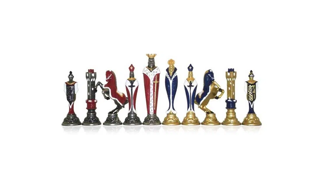 Jeu d'Echecs Renaissance en Métal Peint à la Main et Échiquier en Similicuir Doré / Bleu - Image 5