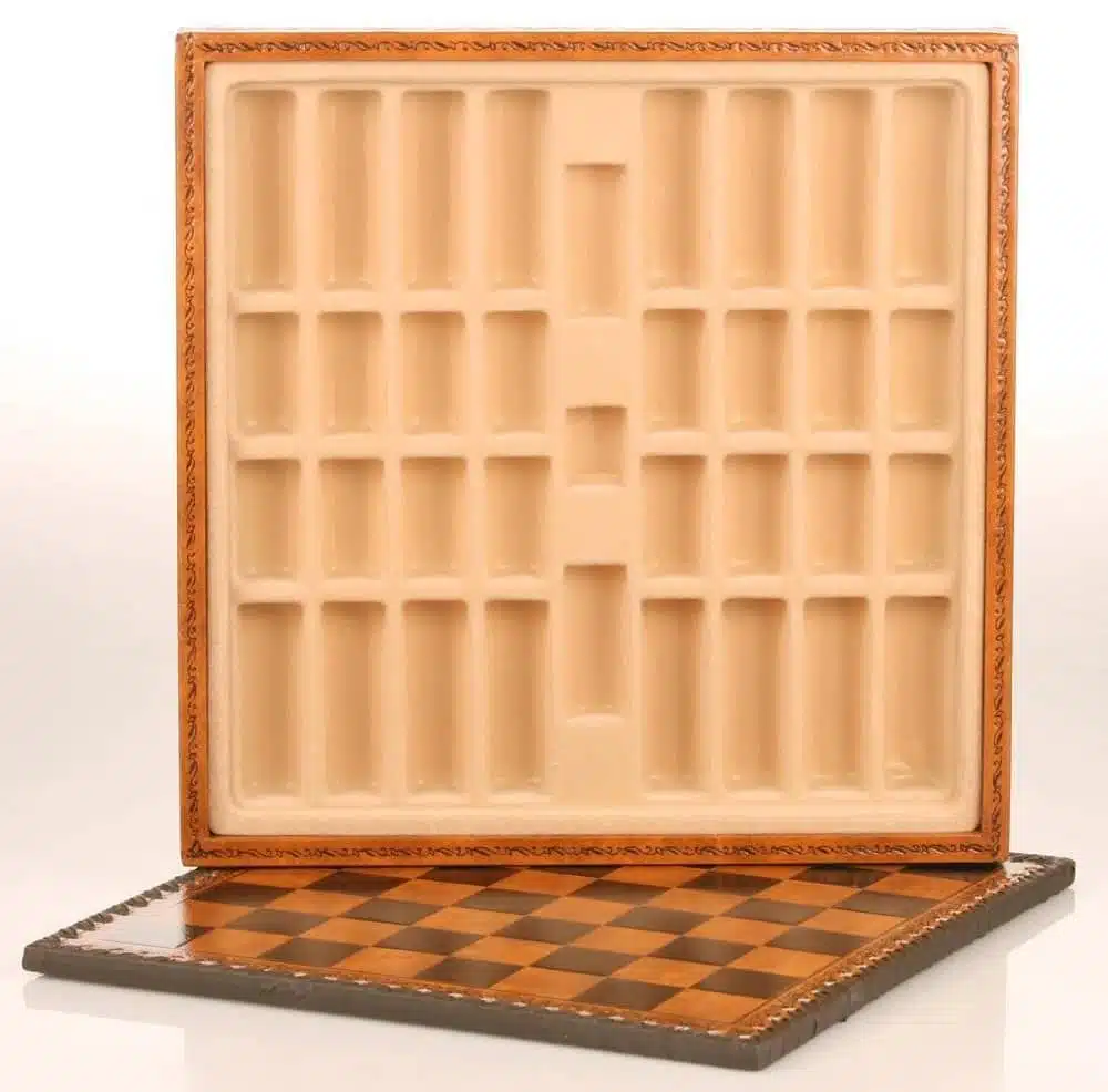 Jeu d'Echecs Médiéval - Échiquier Jeu de Dames & Backgammon en Similicuir Marron / Noir avec Compatiment de Rangement & Jeu d'Echecs en Métal - Image 7