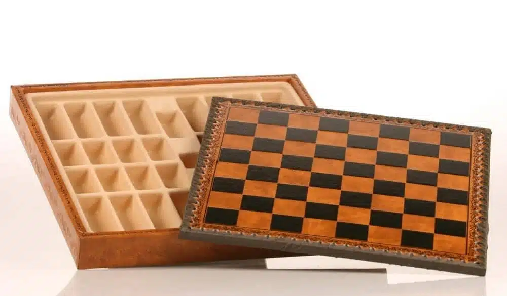 Jeu d'Echecs Médiéval - Échiquier Jeu de Dames & Backgammon en Similicuir Marron / Noir avec Compatiment de Rangement & Jeu d'Echecs en Métal - Image 4