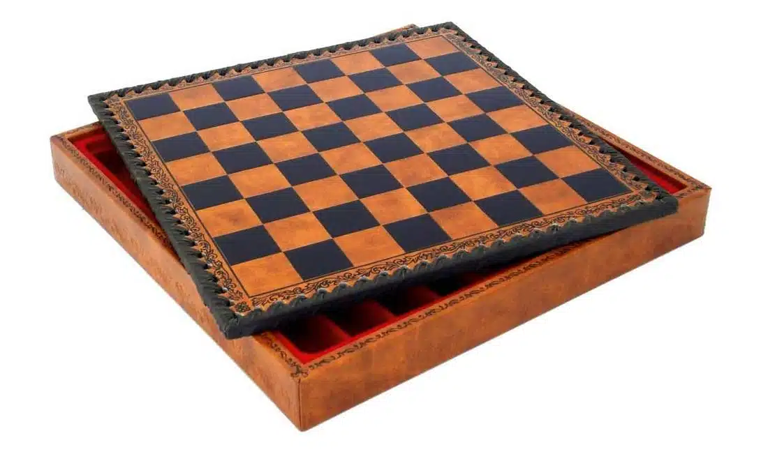 Jeu d'Echecs Médiéval - Échiquier Jeu de Dames & Backgammon en Similicuir Marron / Noir avec Compatiment de Rangement & Jeu d'Echecs en Métal - Image 8