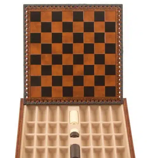 Jeu d'Echecs Médiéval - Échiquier Jeu de Dames & Backgammon en Similicuir Marron / Noir avec Compatiment de Rangement & Jeu d'Echecs en Métal - Image 9