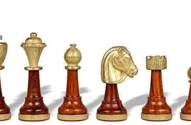 Échiquier Cadre en Bois et Plateau de Jeu Effet Laiton & Jeu d'Échecs Staunton en Métal et Bois - Image 6