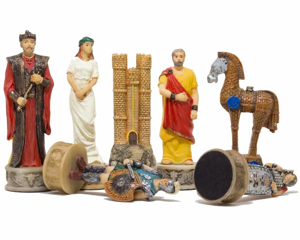 Jeu d'Echecs en Résine Mythologie Grecque : La Bataille de Troie et Échiquier en Similicuir Doré et Bleu - Image 3