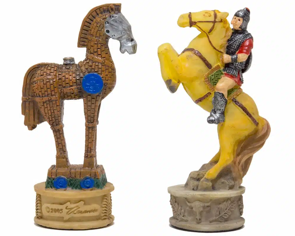 Jeu d'Echecs en Résine Mythologie Grecque : La Bataille de Troie et Échiquier en Similicuir Doré et Bleu - Image 5