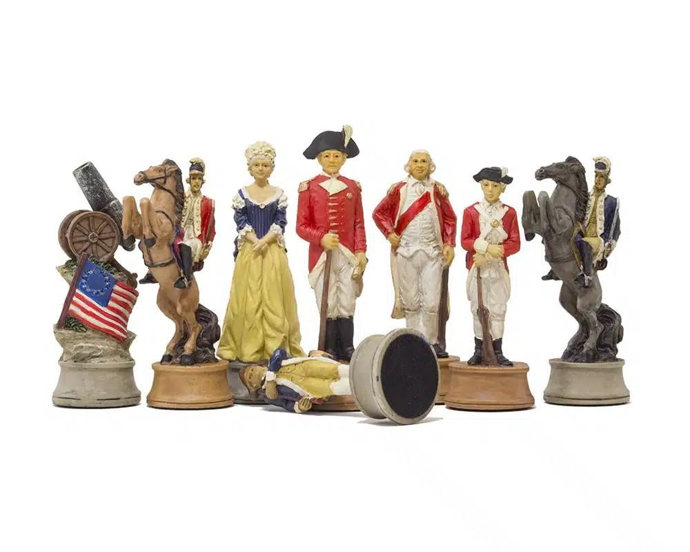 Jeu d'Echecs Guerre d'Indépendance des Etats Unis en Résine & Échiquier en Similicuir avec Compartiment de Rangement - Image 2