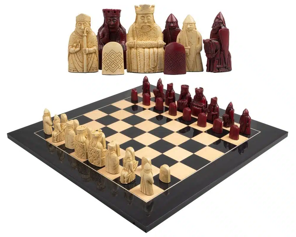 Grand Jeu d'Echecs Île de Lewis en Résine Rouge et Crème & Échiquier en Bois Laqué