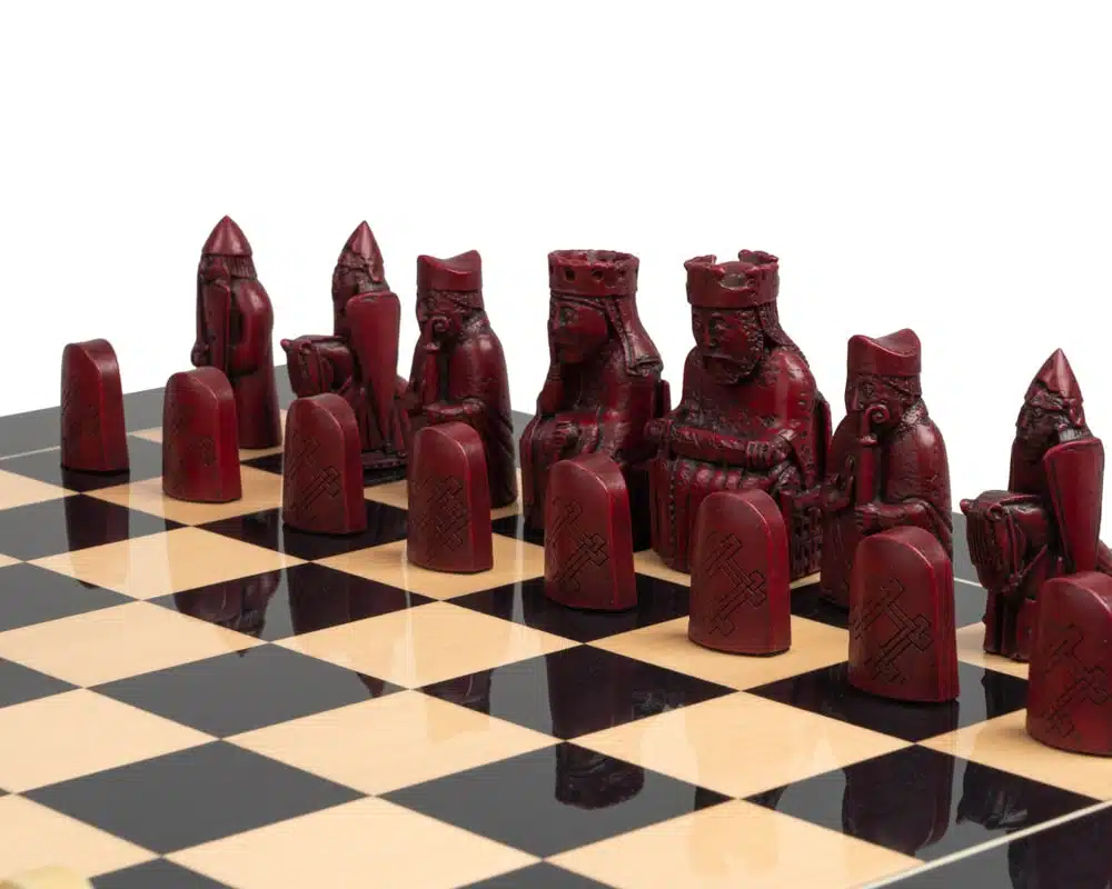 Grand Jeu d'Echecs Île de Lewis en Résine Rouge et Crème & Échiquier en Bois Laqué - Image 3