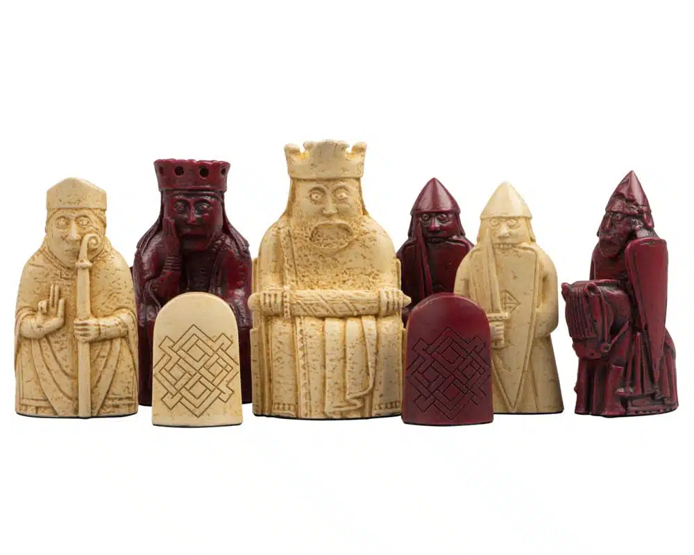 Grand Jeu d'Echecs Île de Lewis en Résine Rouge et Crème & Échiquier en Bois Laqué - Image 6