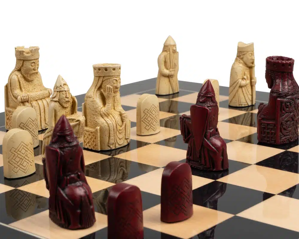 Grand Jeu d'Echecs Île de Lewis en Résine Rouge et Crème & Échiquier en Bois Laqué - Image 2