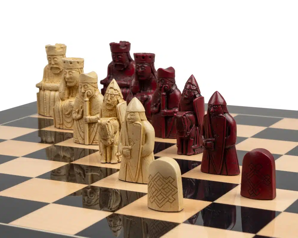 Grand Jeu d'Echecs Île de Lewis en Résine Rouge et Crème & Échiquier en Bois Laqué - Image 4