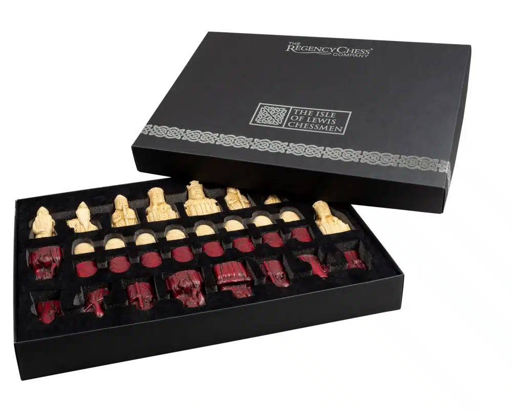 Grand Jeu d'Echecs Île de Lewis en Résine Rouge et Crème & Échiquier en Bois Laqué - Image 7