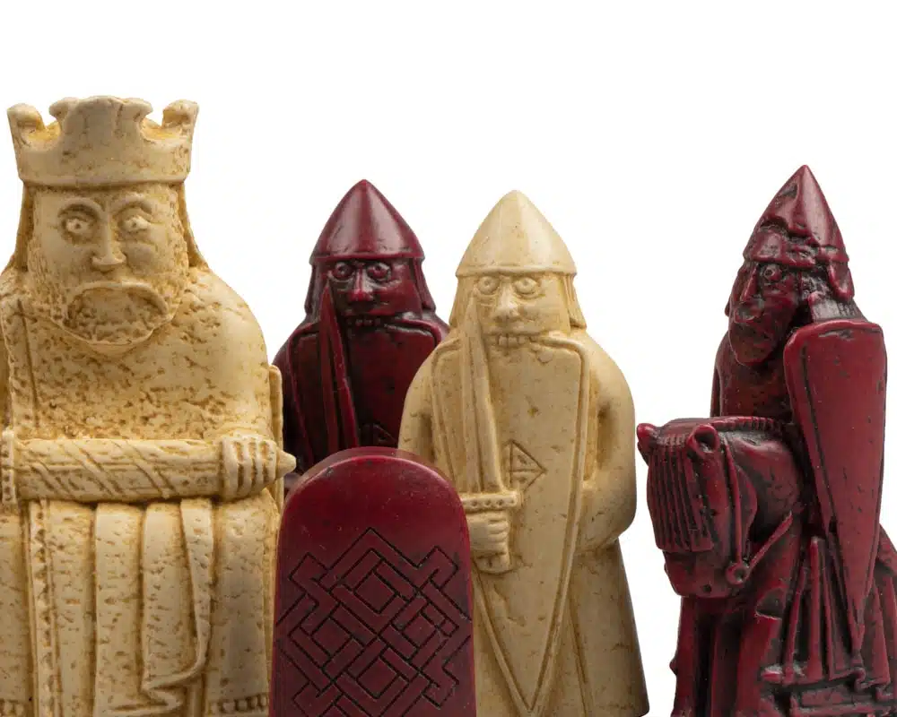 Grand Jeu d'Echecs Île de Lewis en Résine Rouge et Crème & Échiquier en Bois Laqué - Image 5