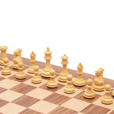 Pièces blanches en bois de buis du jeu Highclere alignées sur l'échiquier