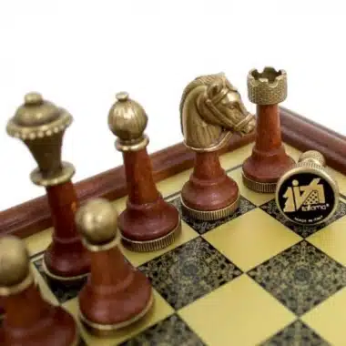 Échiquier Cadre en Bois et Plateau de Jeu Effet Laiton & Jeu d'Échecs Staunton en Métal et Bois - Image 3