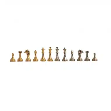 Pièces d'échecs en métal plaqué or et argent alignées sur fond blanc