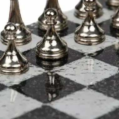 Petit Échiquier en Verre Blanc et Noir & Jeu d'Échecs en Métal Plaqué Or / Argent - Image 4