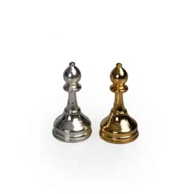 Petit Échiquier en Verre Blanc et Noir & Jeu d'Échecs en Métal Plaqué Or / Argent - Image 8