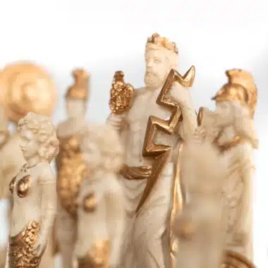 Détail du roi doré tenant la foudre, pièces mythologiques en gros plan