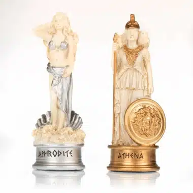 Figurines Aphrodite argentée et Athéna dorée, dames du jeu d'échecs