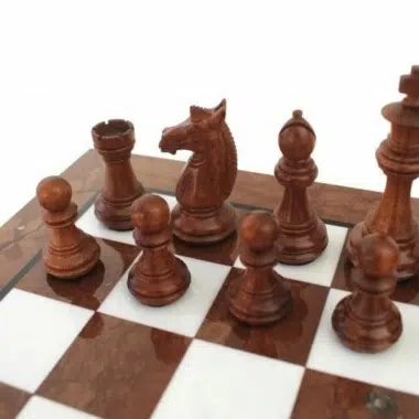 Pièces d'échecs en bois de rose foncé, cavalier et fou en vue rapprochée