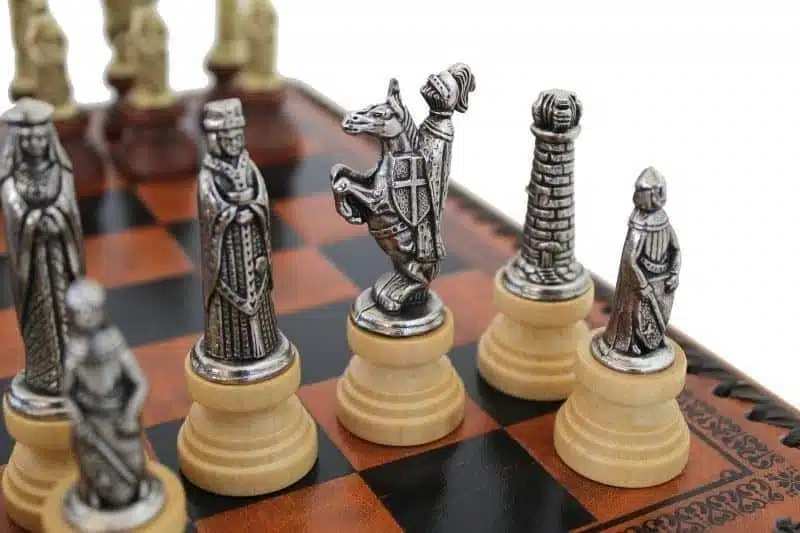 Jeu d'Echecs Médiéval - Échiquier Jeu de Dames & Backgammon en Similicuir Marron / Noir avec Compatiment de Rangement & Jeu d'Echecs en Métal - Image 3
