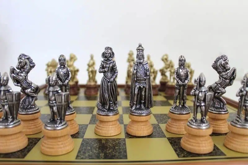 Jeu d'Echecs Mary Stuart - Échiquier sur Pied effet Laiton avec Cadre en Bois & Jeu d'Échecs en Métal et Bois - Image 2