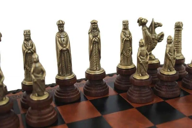 Jeu d'Echecs Médiéval - Échiquier Jeu de Dames & Backgammon en Similicuir Marron / Noir avec Compatiment de Rangement & Jeu d'Echecs en Métal - Image 2