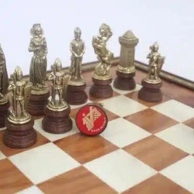 Jeu d'Echecs Mary Stuart - Échiquier sur Pied en Bois d'Orme et de Bruyère & Jeu d'Échecs en Métal et Bois - Image 4