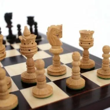 Jeu d'Echecs Sculpté et Échiquier en Bois de Rose Foncé - Image 2