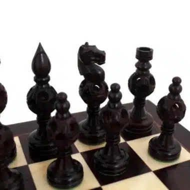 Pièces foncées du jeu d'échecs Oriental, détail du cavalier et du fou sculptés