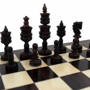 Jeu d'Echecs Sculpté et Échiquier en Bois de Rose Foncé - Image 3