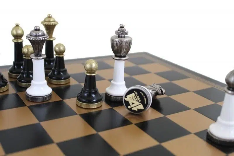 Jeu d'Echecs Staunton en Bois Laqué Noir et Blanc et Échiquier en Similicuir Doré et Noir - Image 3